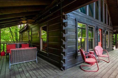 Bear Hugs - Hot Tub, 2 Fire Pits, And Fireplace