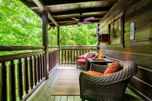 Bear Hugs - Hot Tub, 2 Fire Pits, And Fireplace