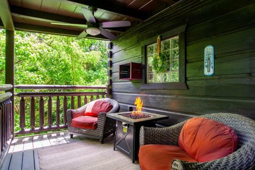 Bear Hugs - Hot Tub, 2 Fire Pits, And Fireplace
