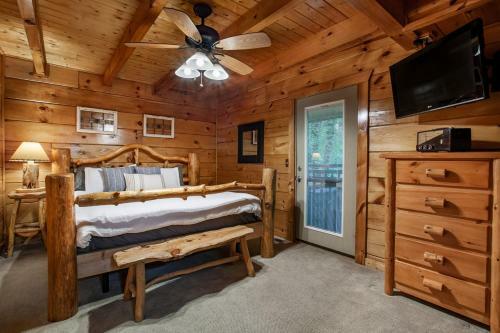 Bear Hugs - Hot Tub, 2 Fire Pits, And Fireplace
