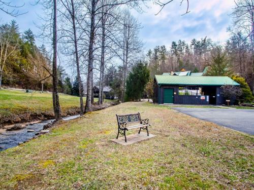 Cedar Forest-theater, Game Room, Hottub