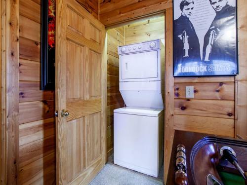 Cedar Forest-theater, Game Room, Hottub