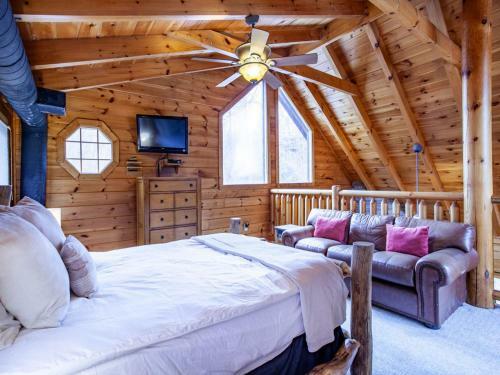 Cedar Forest-theater, Game Room, Hottub