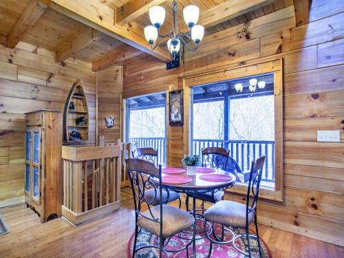 Cedar Forest-theater, Game Room, Hottub