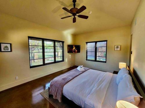 Tuscan Villa On 1 Acre 8 Min To Downtown!