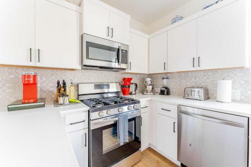 Airy East Downtown Gem King Bed Sleeps 8 Fast Wifi 3br