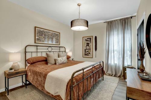 The Das Apfelhaus! A Luxurious And Eclectic Escape Near Main!
