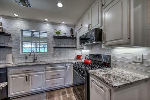 Adorable Haus With Fire Pit! - 1 Mile To Main St!