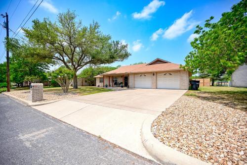 Adorable Haus With Fire Pit! - 1 Mile To Main St!