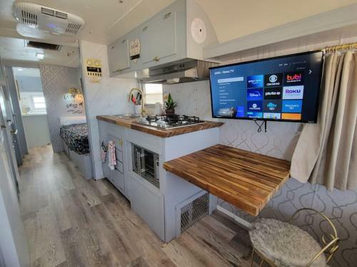 Apartamento Maggie At The Beach - Waterfront Retro Retreat