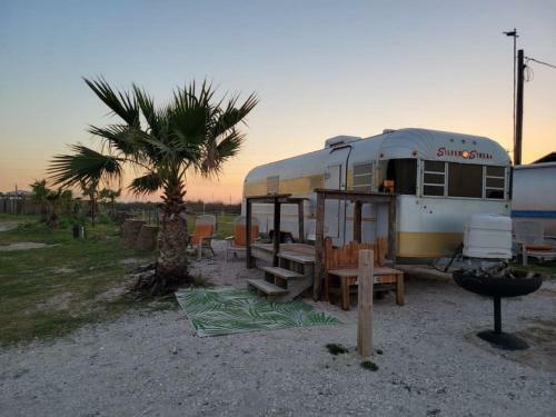 Apartamento Maggie At The Beach - Waterfront Retro Retreat