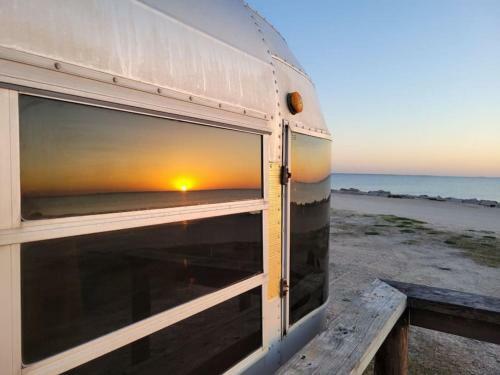 Apartamento Maggie At The Beach - Waterfront Retro Retreat