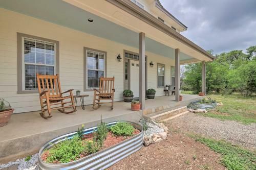 Fox Ridge Farmhouse - Hill Country Getaway!