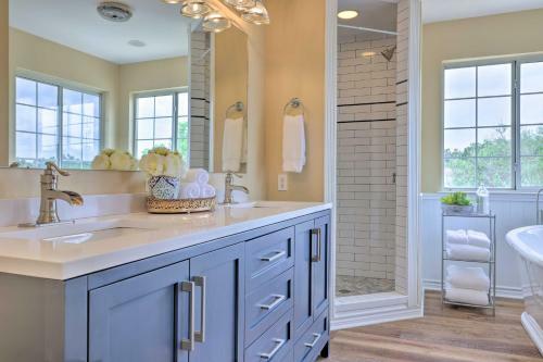 Fox Ridge Farmhouse - Hill Country Getaway!