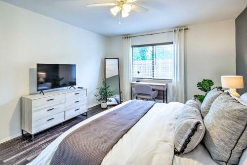 The Colony Townhome Near Golfing And Lakes!