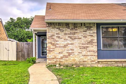 The Colony Townhome Near Golfing And Lakes!