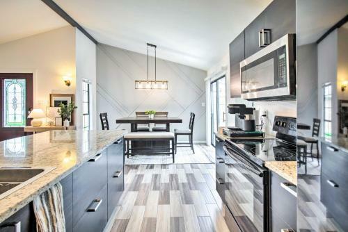 The Colony Townhome Near Golfing And Lakes!