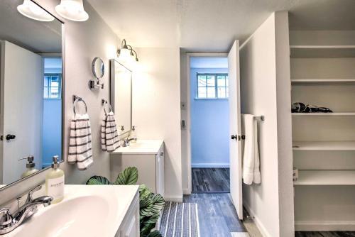 The Colony Townhome Near Golfing And Lakes!