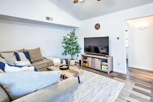 The Colony Townhome Near Golfing And Lakes!
