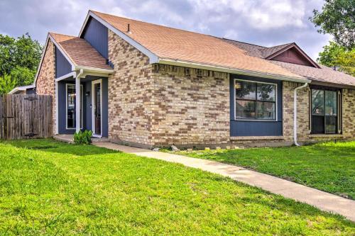 The Colony Townhome Near Golfing And Lakes!