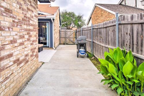 The Colony Townhome Near Golfing And Lakes!
