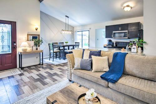 The Colony Townhome Near Golfing And Lakes!