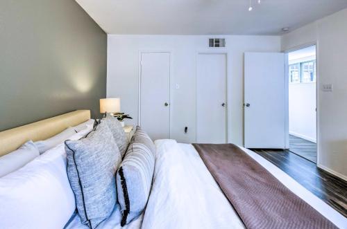 The Colony Townhome Near Golfing And Lakes!