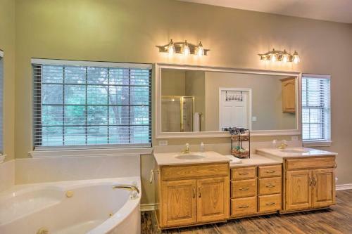 Happy Trails Hideout Pool, Hot Tub, 4 Acres!