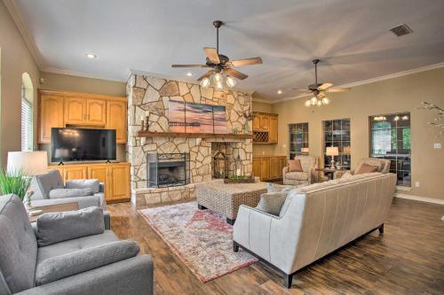 Happy Trails Hideout Pool, Hot Tub, 4 Acres!