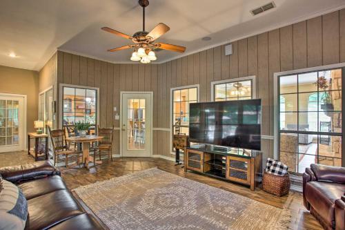 Happy Trails Hideout Pool, Hot Tub, 4 Acres!