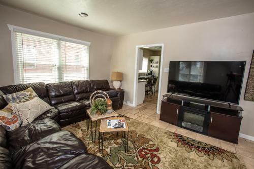 Comfortable Bungalow Near Liberty Park