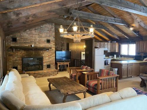 Large 6 Bedroom 3 Bath Vermont Home On Mt Snow Resort
