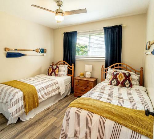 Cozy Bay Cottage Private Yard Blocks From Beach!