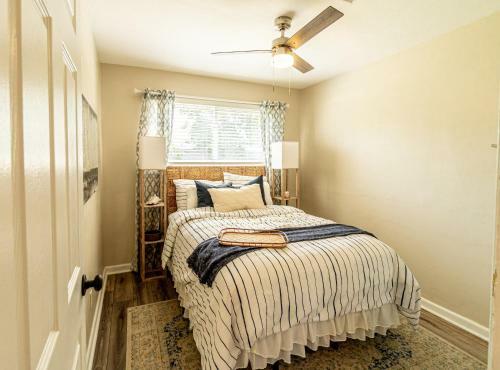 Cozy Bay Cottage Private Yard Blocks From Beach!