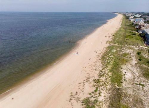 Cozy Bay Cottage Private Yard Blocks From Beach!