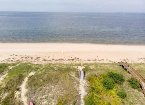 Cozy Bay Cottage Private Yard Blocks From Beach!