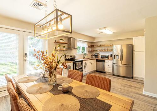 Cozy Bay Cottage Private Yard Blocks From Beach!