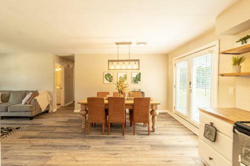 Cozy Bay Cottage Private Yard Blocks From Beach!