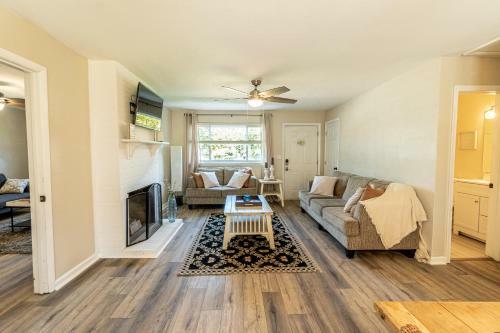 Cozy Bay Cottage Private Yard Blocks From Beach!