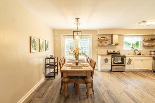 Cozy Bay Cottage Private Yard Blocks From Beach!