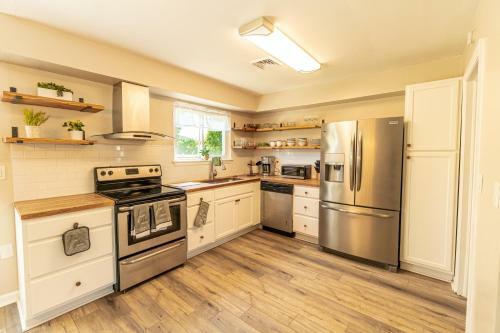 Cozy Bay Cottage Private Yard Blocks From Beach!