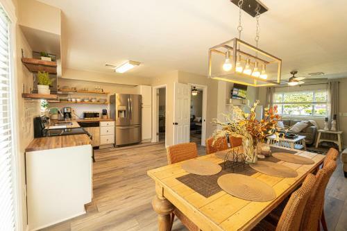 Cozy Bay Cottage Private Yard Blocks From Beach!