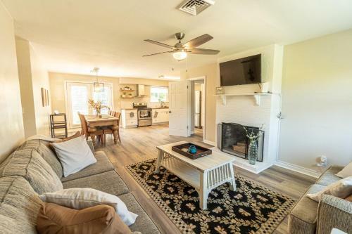 Cozy Bay Cottage Private Yard Blocks From Beach!