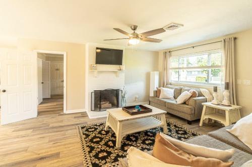 Cozy Bay Cottage Private Yard Blocks From Beach!