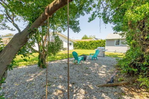 Cozy Bay Cottage Private Yard Blocks From Beach!