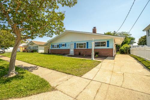 Cozy Bay Cottage Private Yard Blocks From Beach!