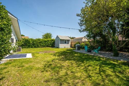 Cozy Bay Cottage Private Yard Blocks From Beach!
