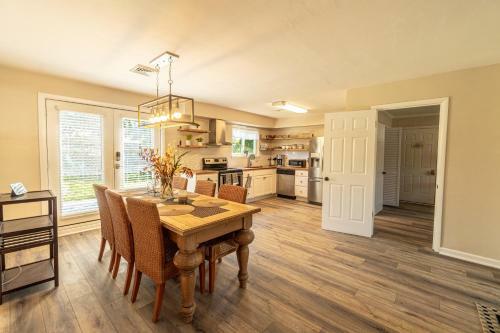 Cozy Bay Cottage Private Yard Blocks From Beach!