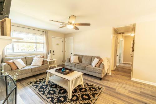 Cozy Bay Cottage Private Yard Blocks From Beach!