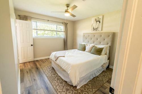 Cozy Bay Cottage Private Yard Blocks From Beach!